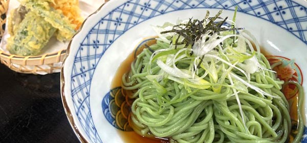 やく麺、第二弾！大好評『カボスやく麺』！鼻にぬけるカボスの香り爽やか！野菜天ぷら付きで1、200円（税込）