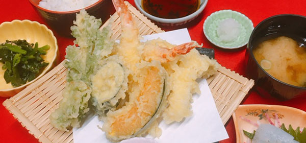 今年も、天ぷら定食始めました。えびと季節の旬菜が味わえます。1100円(税込)
