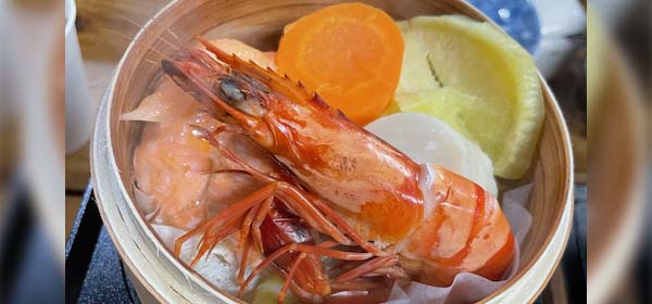 12月から、団体さん向けの新メニューで「海鮮蒸し」を始めます。エビ、帆立、サーモンが入ってます。