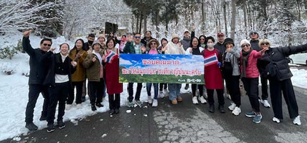 3月の雪に、タイからのお客様大喜び！大はしゃぎ！積雪の中、ドライバーさんありがとうございました😊