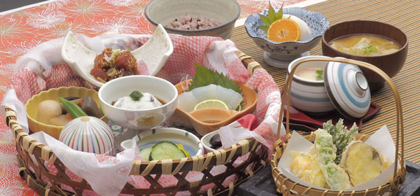 Hanakago Shun Zen (various seasonal dishes served in a flower basket)