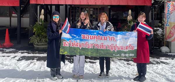 タイからの団体さん、雪に感激していました。初めてのそり遊び、大喜び！